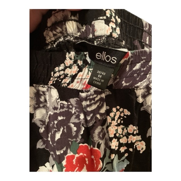 Ellos Black and Red Floral Cropped Pants - Picture 3 of 3